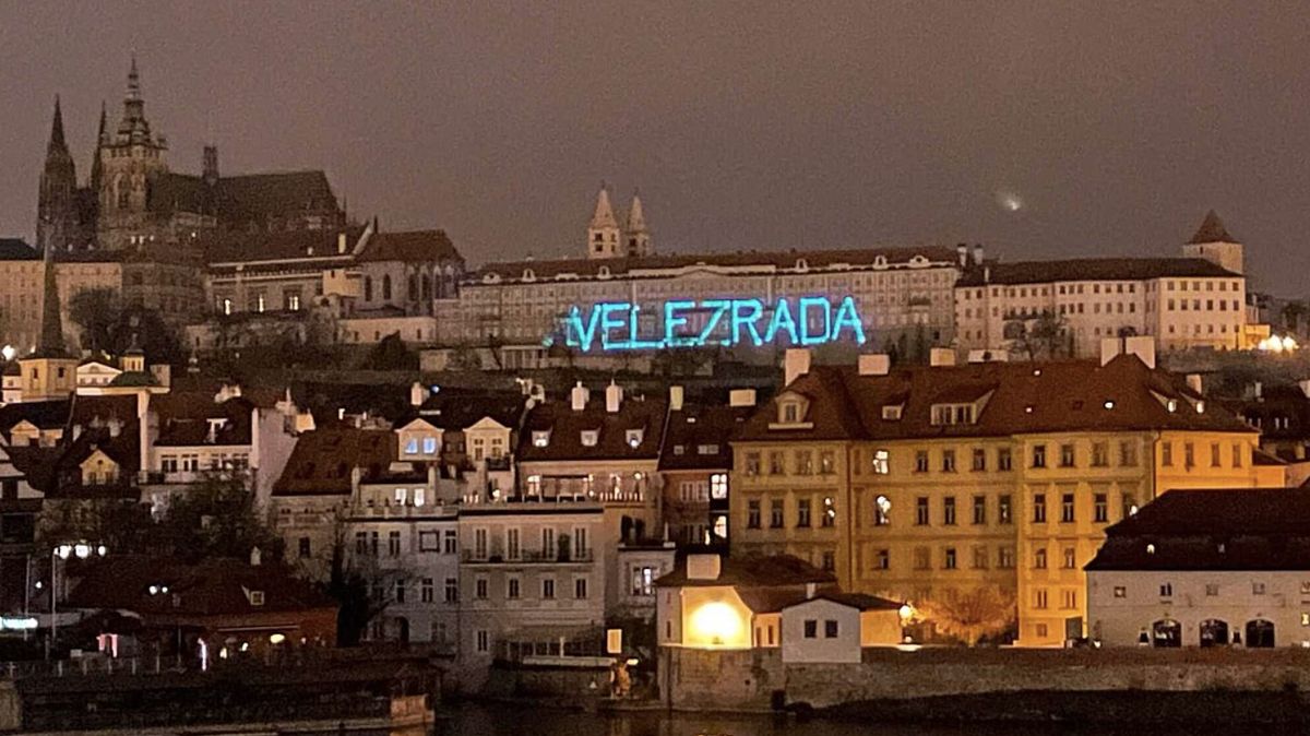 Promítání nápisu Velezrada na Pražský hrad nebylo trestným činem